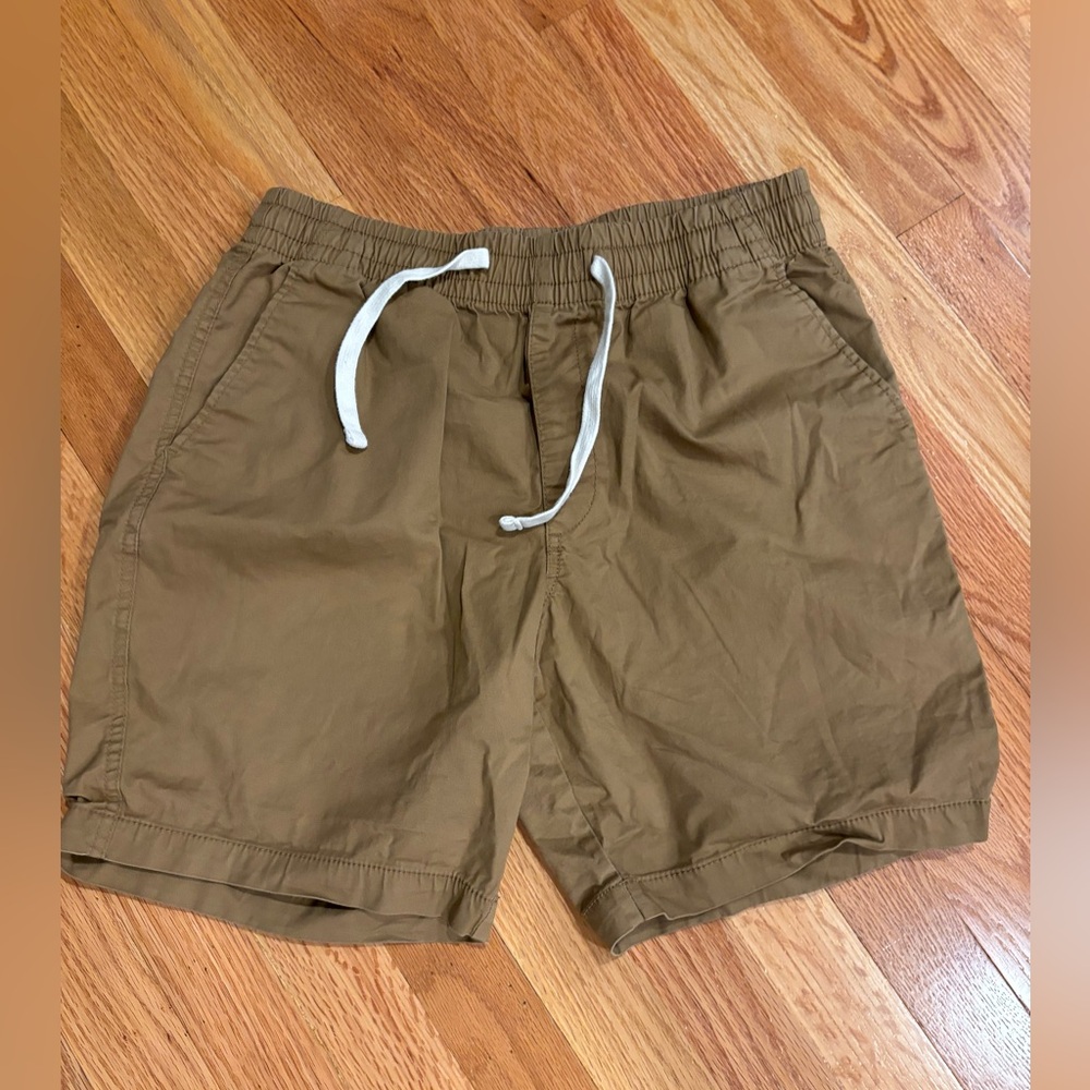 Old Navy men’s khaki shorts with drawstring.  Size Small.